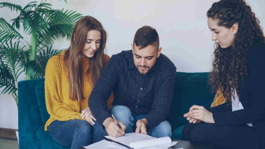 oficina moderna de corredur&iacute;a de seguros
