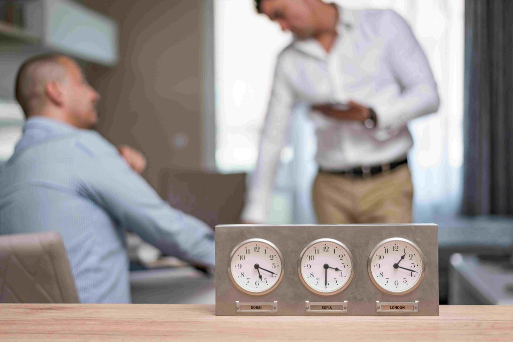 clientes reunidos con asesores de seguros