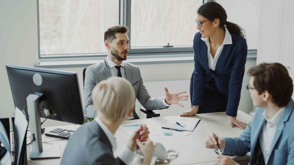 Oficina moderna de corredur&iacute;a de seguros