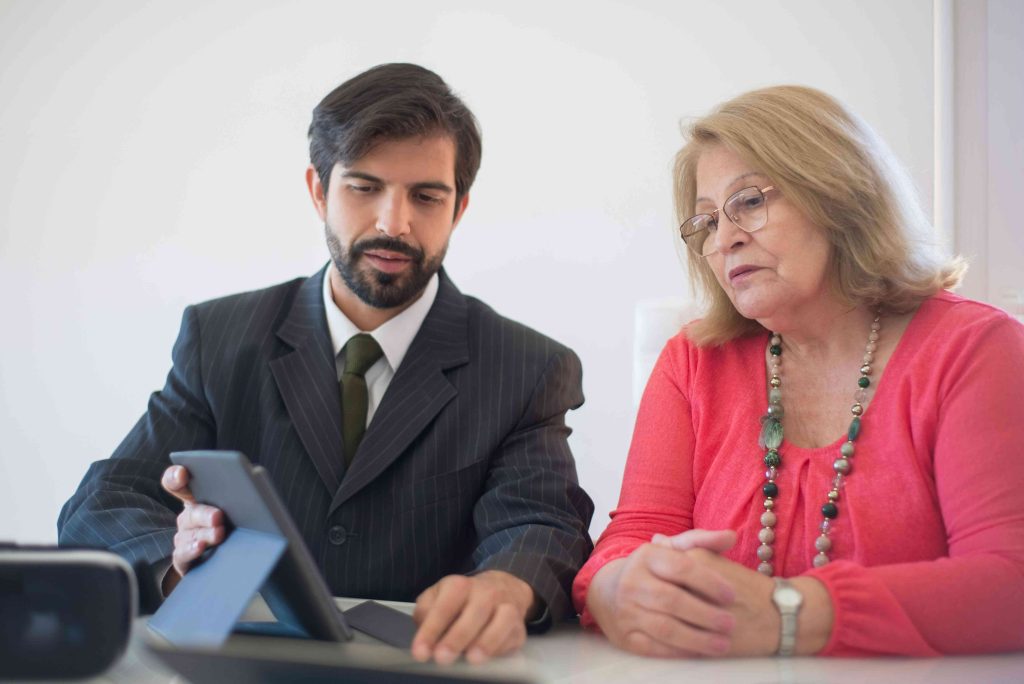 Cliente revisando opciones de seguros con un asesor