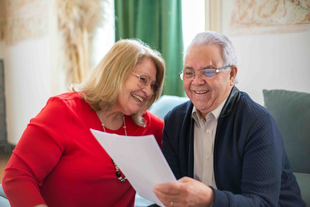 Cliente revisando documentaci&oacute;n de seguros con un asesor